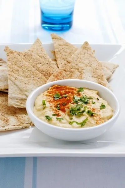 Хумус с печеным чесноком и петрушкой