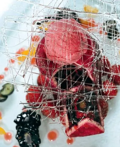 Летний пудинг с бисквитом и ягодами