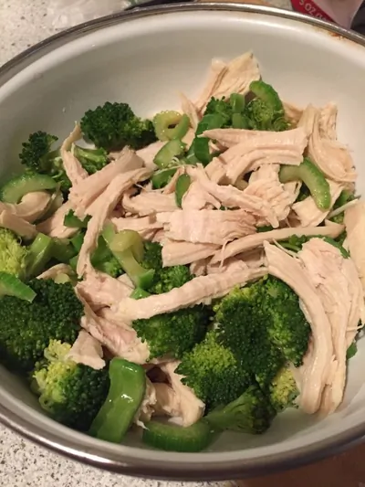 Салат из брокколи с курицей