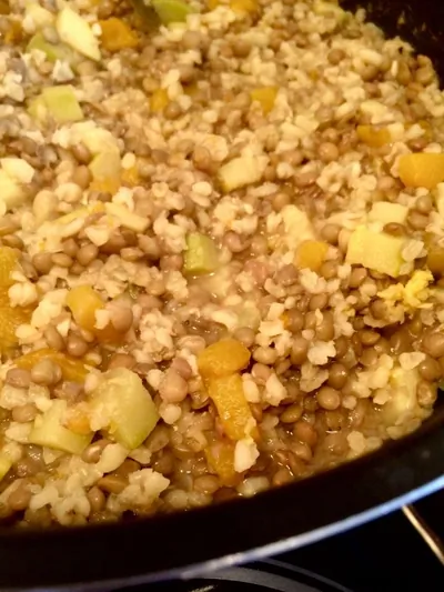 Плов из чечевицы и булгура с цукини и тыквой