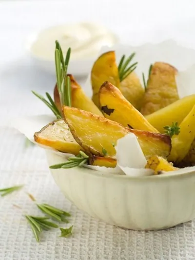 Печеный молодой картофель с розмарином и черным перцем