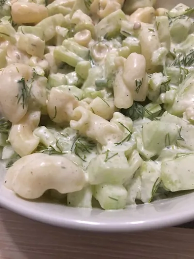 Салат из макарон с огурцом и сельдереем