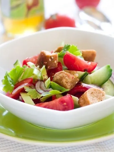 Томатный салат с сухариками на гриле и базиликом