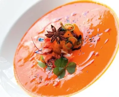 Холодный тыквенный суп с теплыми креветками
