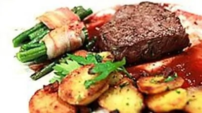 Мраморные говяжьи медальоны с жаренным картофелем по немецки﻿