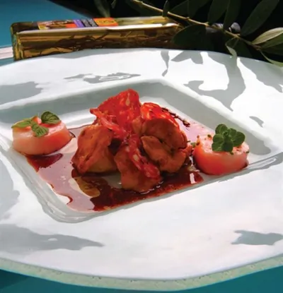 Лисички с хрустящей салями в соусе из красного вина с тмином и кориандром