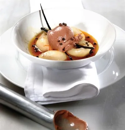 Запеченные груши с шоколадным мороженым и оливковым маслом