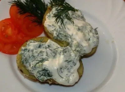 Картофель, запеченный в фольге под сметанным соусом