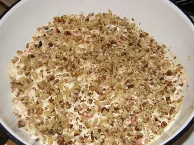 Слоеный салат с грецкими орехами, яблоками и курицей