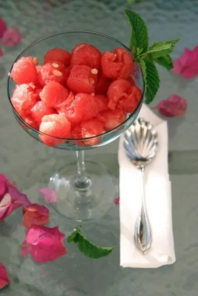 Арбузный салат с ромом и мятой