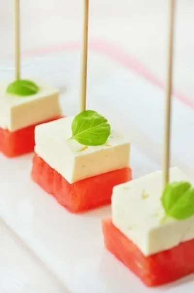 Арбузные канапе с сыром и мятой