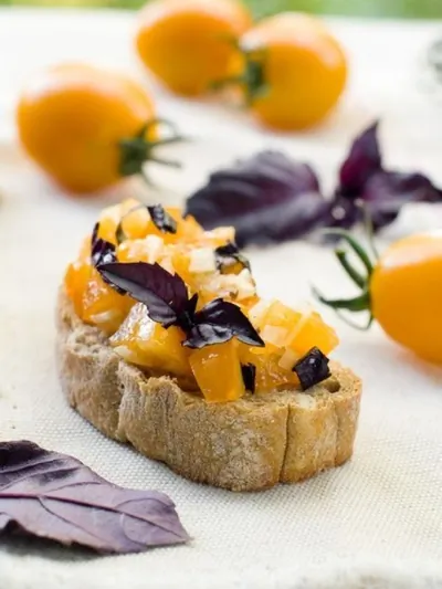 Брускетта с желтыми черри и травами