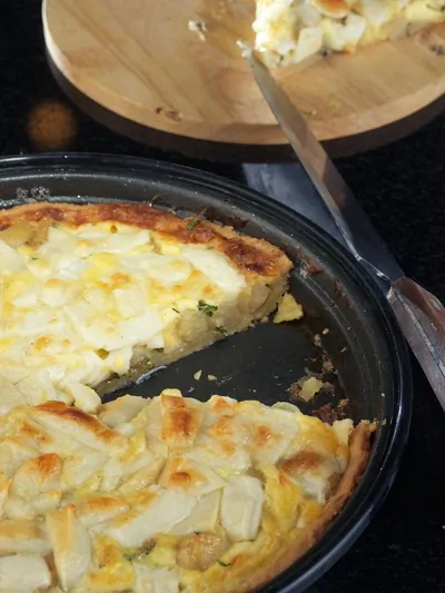 Киш с карамелизованным чесноком и травами