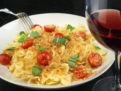 Фарфалле с хлебными крошками и чесноком