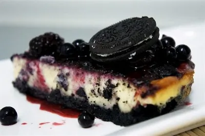 Чизкейк из шоколадного печенья с ягодным соусом