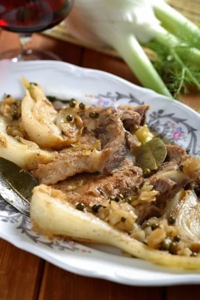 Жареная свиная вырезка с фенхелем и чесноком