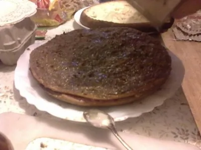 Шоколадно-клубничный торт со сгущенкой и орешками