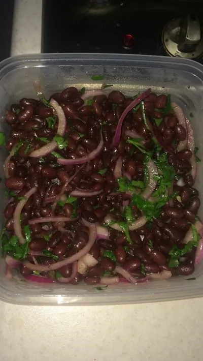 Салат из фасоли, красного лука и петрушки