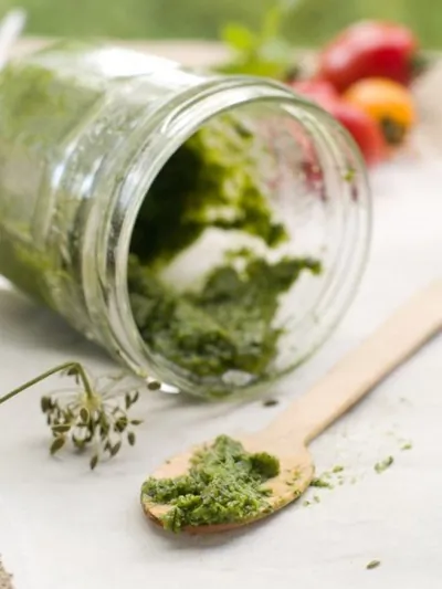 Песто из кинзы и перца халапеньо с грецкими орехами