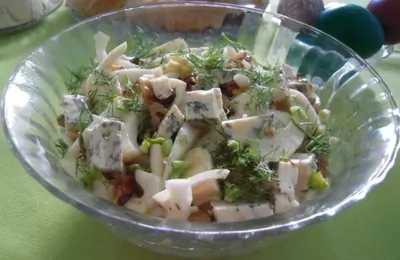 Салат из фенхеля, яблок, грецких орехов и голубого сыра