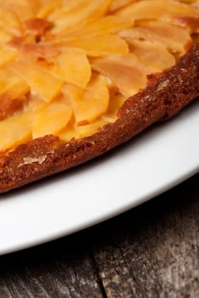 Тарт с карамелизованными яблоками