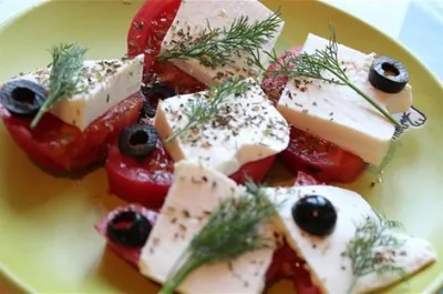 Салат из помидоров и брынзы с зеленью