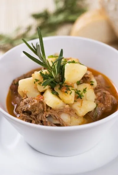 Свиное рагу с яблоками и капустой