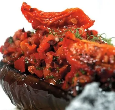 Баклажаны с сальсой из томатов