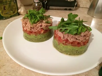 Тимбал из авокадо и тунца