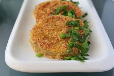 Жареные зеленые помидоры с молочной подливкой