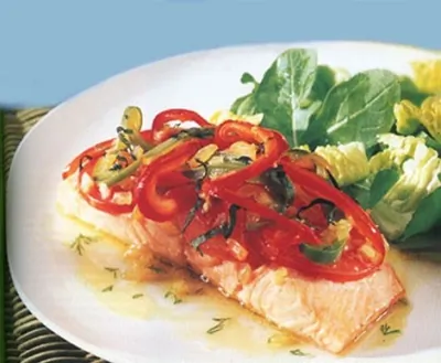 Запеченный лосось под болгарским перцем и помидорами
