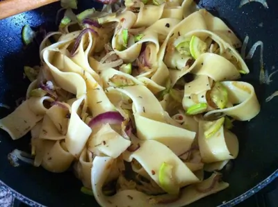 Паппарделле с карамелизованным луком и пармезаном