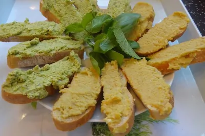 Кростини по средиземноморски с нутом и оливками