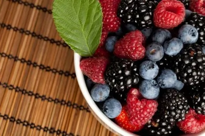 Ягодный салат с мятой и апельсиновым ликером