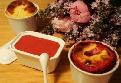 Творожная запеканка с клубникой и сахаром