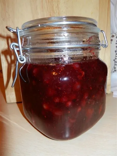 Пряный клюквенный соус со сливами и чили