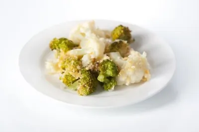 Печеная цветная капуста с брокколи, чесноком и лимоном