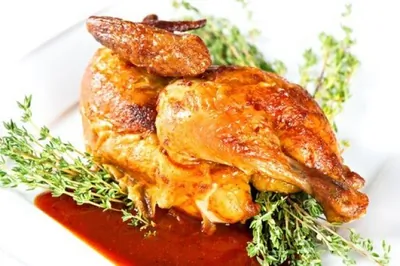 Жареные цыплята с черносливом и тимьяном