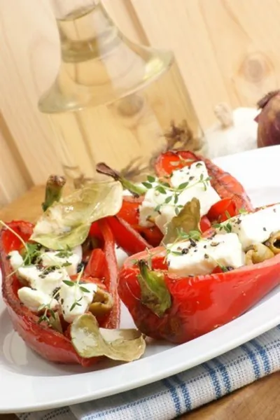 Печеные фаршированные сладкие перцы с черри, фетой и тимьяном