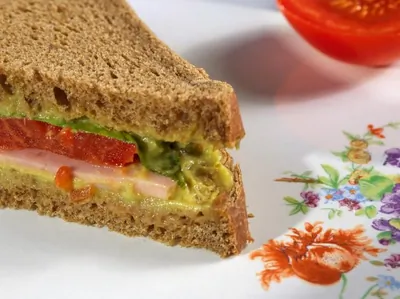 Сэндвичи с гуакамоле, каперсами и копченым мясом