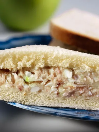 Сэндвичи на белом хлебе с форшмаком и яблоком