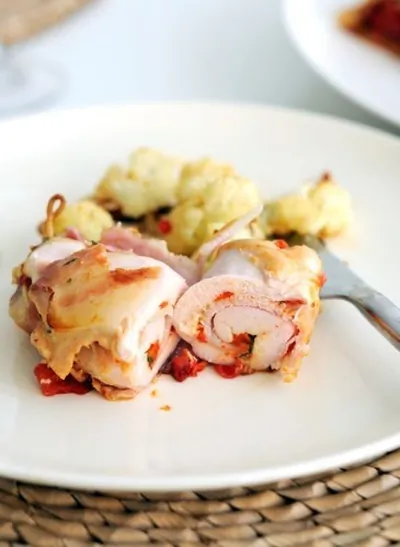 Куриные рулеты с жареными перцами, прошутто и моцареллой