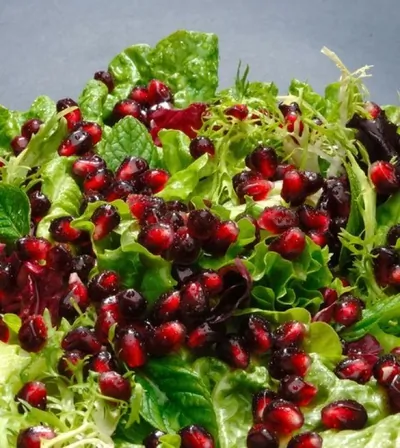 Зеленый салат с гранатом