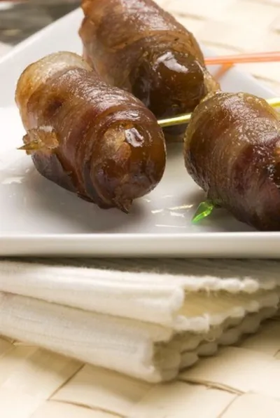 Финики в беконе, фаршированные фисташками