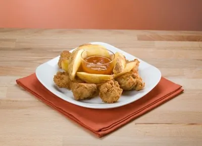 Золотистые куриные кусочки в сухарях с абрикосово-горчичным соусом