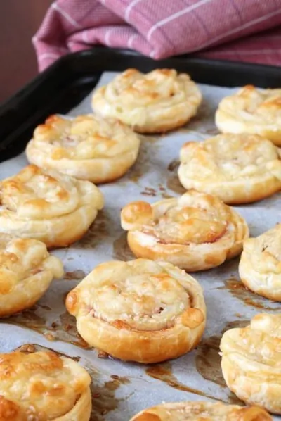 Слоеные спиральки с пармезаном и паприкой