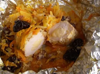 Куриное филе, запеченное в фольге с морковью и черносливом