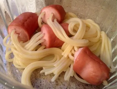 Макароны в сосисках