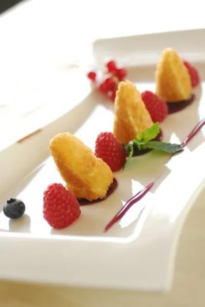 Сыр камамбер в кляре с ягодным соусом