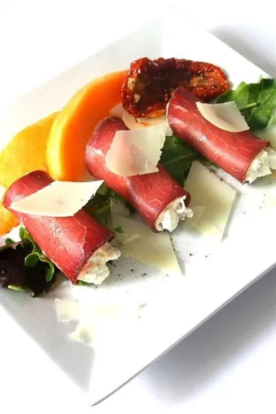 Рулетики из брезаолы с козьим сыром